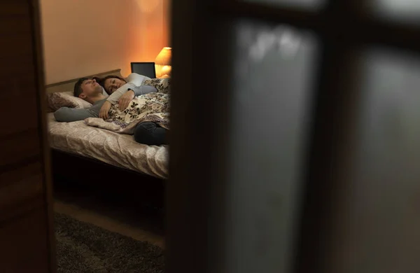 Concepto Descanso Relación Pareja Adulta Joven Durmiendo Tranquilamente Cama Dormitorio — Foto de Stock