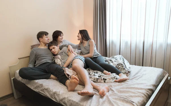 Pais Felizes Crianças Desfrutando Sua Manhã Cama — Fotografia de Stock