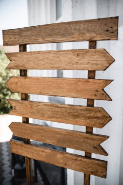 Düğün Ziyafet süslemeleri. Ahşap rustik tarzda dekor. Tatlılar, atıştırmalıklar, kekler, böğürtlen ve patlamış mısır ile şenlikli tablo. Resepsiyonlar Tarlets. Çiçekler ve yeşillikler ile ahşaptan yapılmış süslemeleri. Düğün büfesi 