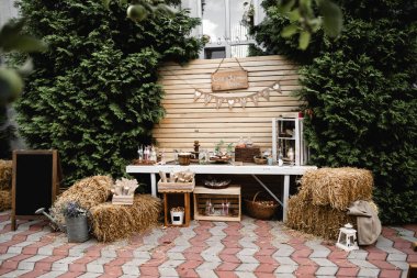 Düğün Ziyafet süslemeleri. Ahşap rustik tarzda dekor. Tatlılar, atıştırmalıklar, kekler, böğürtlen ve patlamış mısır ile şenlikli tablo. Resepsiyonlar Tarlets. Çiçekler ve yeşillikler ile ahşaptan yapılmış süslemeleri. Düğün büfesi 