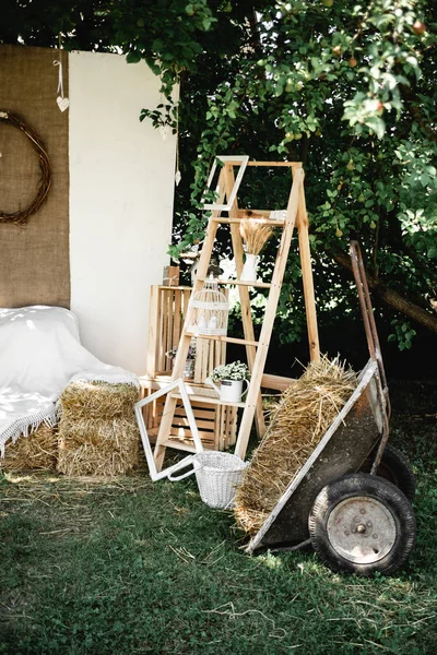 Düğün ahşap dekorasyon. Rustik düğün tarzı. Rustik ziyafet. Bay & Bayan, çiçekler, yeşillikler ve salon bölgesi tarafından dekore edilmiş ahşap tahta üzerinde işaretler. Düğün fotoğraf bölgesi. Düğün partisi bölgesi rustik tarzı. El yapımı düğün dekorasyonu. 