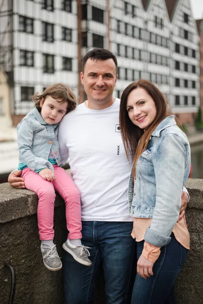 Una Familia Joven Feliz Con Una Hija Pequeña Sonrientes Padres — Foto de Stock