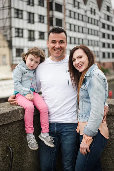 Una Familia Joven Feliz Con Una Hija Pequeña Sonrientes Padres — Foto de Stock