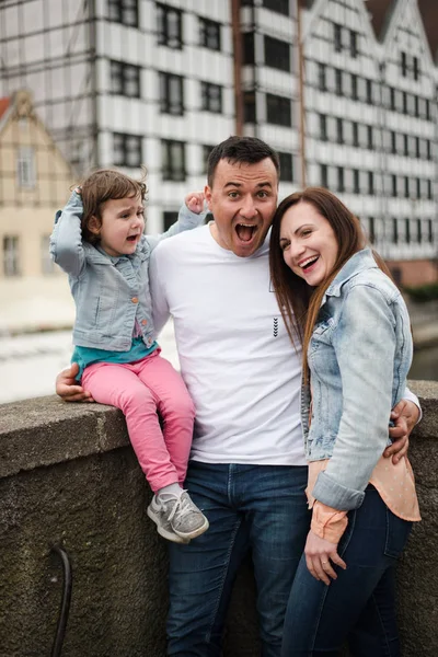 Una Familia Joven Feliz Con Una Hija Pequeña Sonrientes Padres — Foto de Stock
