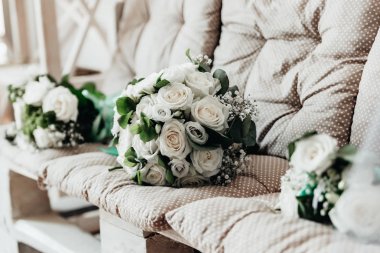 Orijinal düğün süsleri. Düğün banquete. El yapımı düğün süsleri. Düğün buketi. Çiçekler süsler. Taze çiçekler ile düğün töreni. Lüks düğün dekorasyonu