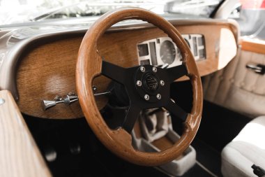 Lüks elegan düğün Retro araba. Vintage düğün arabası. Klasik İtalyan arabası. Retro araba, Vintage direksiyon saati, ahşap,