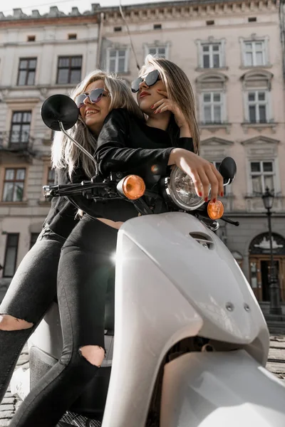 Young Beautiful Girls Sunglasses Riding Scooter Portrait Pretty Ladies Riding — 스톡 사진