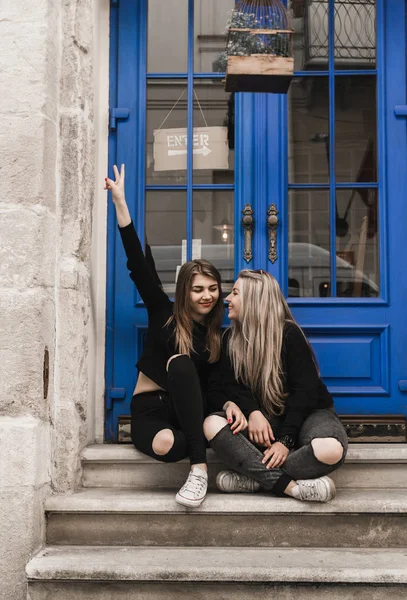 Atractivas Turistas Vieja Ciudad Europea Hermosa Joven Pie Cerca Antigua — Foto de Stock