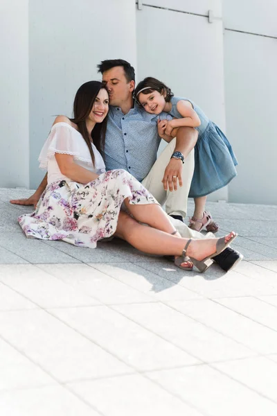 Familia Joven Con Hija Pequeña Caminando Cerca Del Edificio Moderno — Foto de Stock