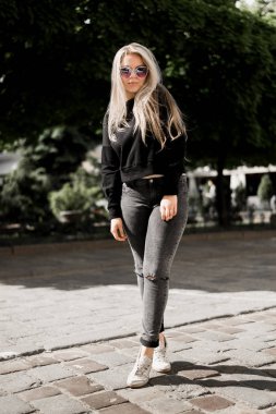 Gülen kızlar eğleniyor ve yeşil çayırda dinlensinler. Komik genç yaz tatili zevk ve yeşil çim üzerinde yalan. Güzel genç kadınlar parkta dışında yaz günlerini harcama