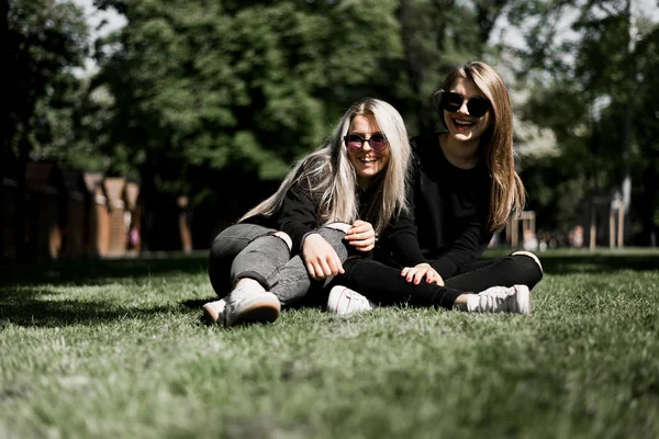 Chicas Riendo Divirtiéndose Descansando Prado Verde Adolescente Divertida Disfrutando Las — Foto de Stock