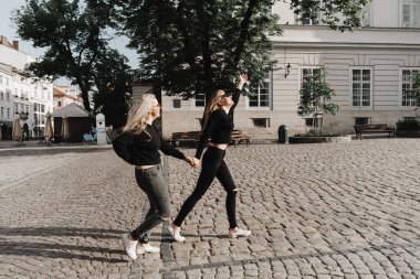 Mutlu arkadaşlar şehir merkezinde yürürken eğleniyorlar. Güzel genç pozitif kızlar yaz tatillerini geçirirler. İki gülümseyen güzel gençler eski harika Avrupa şehri etrafında seyahat. Ortak tatil konsepti