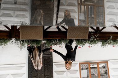 Mutlu arkadaşlar şehir merkezinde yürürken eğleniyorlar. Güzel genç pozitif kızlar yaz tatillerini geçirirler. İki gülümseyen güzel gençler eski harika Avrupa şehri etrafında seyahat. Ortak tatil konsepti