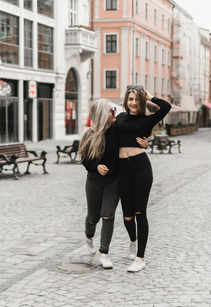 Amici Felici Divertirsi Passeggiando Nel Centro Della Città Belle Ragazze — Foto Stock