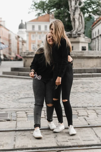 Amici Felici Divertirsi Passeggiando Nel Centro Della Città Belle Ragazze — Foto Stock