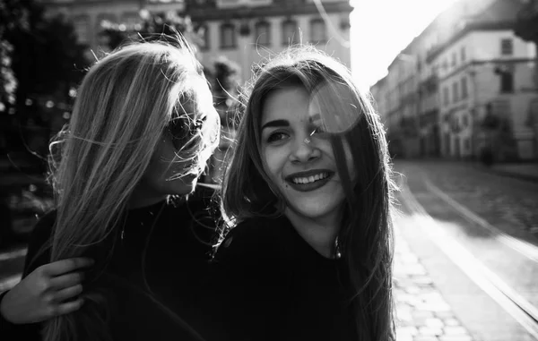 Счастливые Друзья Весело Гуляют Центру Города Красивые Молодые Позитивные Девушки — стоковое фото