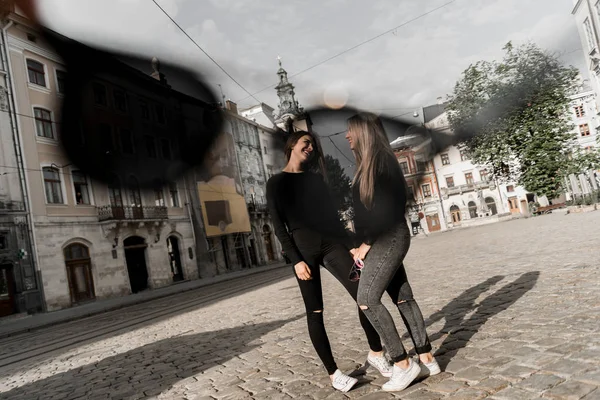 Amigos Felices Divirtiéndose Caminando Centro Ciudad Hermosas Chicas Positivas Jóvenes — Foto de Stock