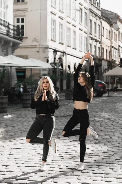 Amici Felici Divertirsi Passeggiando Nel Centro Della Città Belle Ragazze — Foto Stock