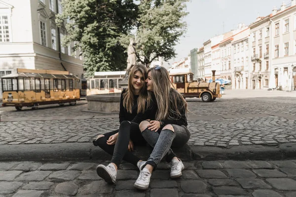 Amici Felici Divertirsi Passeggiando Nel Centro Della Città Belle Ragazze — Foto Stock