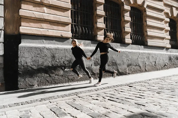 Amici Felici Divertirsi Passeggiando Nel Centro Della Città Belle Ragazze — Foto Stock