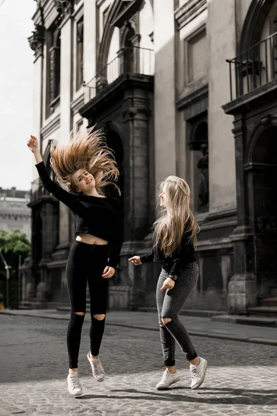 Ευτυχισμένοι Φίλοι Διασκεδάζουν Περπατώντας Στο Κέντρο Της Πόλης Όμορφα Νεαρά — Φωτογραφία Αρχείου