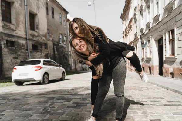 Amigos Felices Divirtiéndose Caminando Centro Ciudad Hermosas Chicas Positivas Jóvenes — Foto de Stock