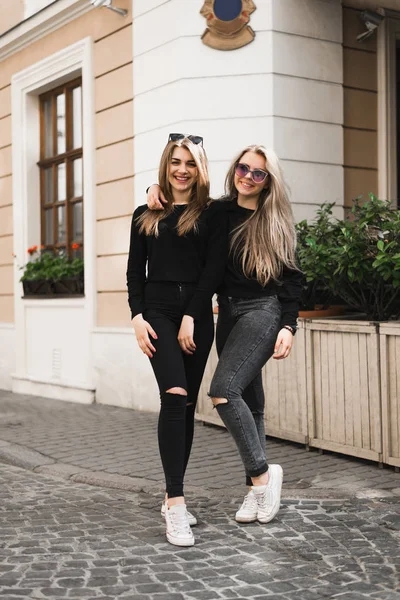 Amici Felici Divertirsi Passeggiando Nel Centro Della Città Belle Ragazze — Foto Stock