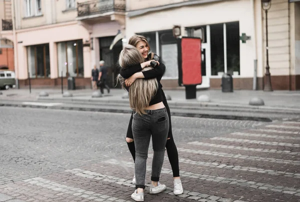 Hübsche Mädchen Laufen Nach Langer Trennung Aufeinander Sich Treffen Glückliche — Stockfoto