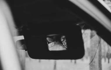 Modern araba içinde mutlu yaşlı çift. Yaşlılar arabada birlikte seyahat ediyorlar. Smiled ve aktif emekliler yeni araba içinde tarih ve romantizm sahip. Mutlu yaşlı aile konsepti