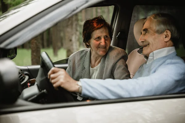 Feliz Pareja Ancianos Dentro Coche Moderno Personas Mayores Viajando Juntas — Foto de Stock