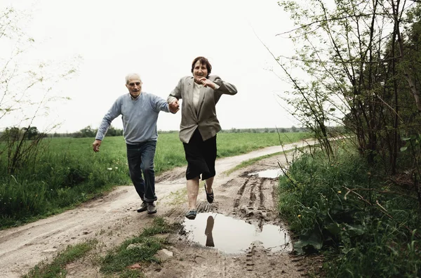 Feliz Sonriente Pareja Mayor Enamorada Naturaleza Divirtiéndose Pareja Mayor Campo — Foto de Stock