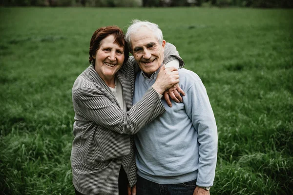 Feliz Sonriente Pareja Mayor Enamorada Naturaleza Divirtiéndose Pareja Mayor Campo — Foto de Stock