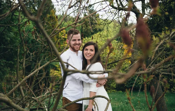 Familia Joven Caminando Jardín Botánico Pareja Cariñosa Cogida Mano Mientras —  Fotos de Stock