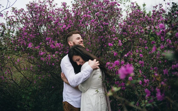 Botanik Bahçesinde Yürüyen Genç Bir Aile Parkta Yürürken Ele Tutuşan — Stok fotoğraf