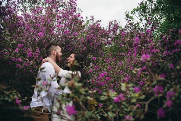 Familia Joven Caminando Jardín Botánico Pareja Cariñosa Cogida Mano Mientras — Foto de Stock