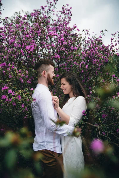 Ung Familj Promenader Botanisk Trädgård Älskade Par Som Håller Varandra — Stockfoto