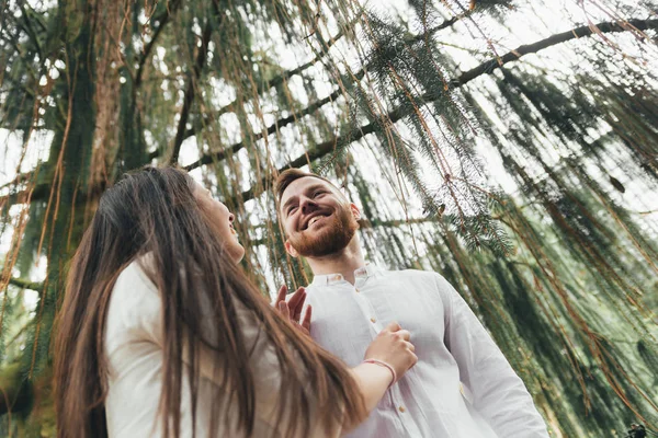 Fröhliche Junge Eheleute Händchen Haltend Und Wald Spazierend Süßes Paar — Stockfoto