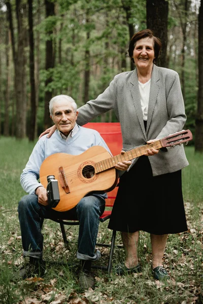 Pareja Madura Cariñosa Viniendo Picnic Con Guitarra Feliz Pareja Mayor — Foto de Stock