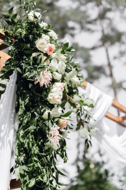 Gül, karanfil ve okaliptüs ile düğün kemer çiçekdekorasyon. Güzel düğün töreni açık havada. Beyaz ve pembe renkler. Düğün fotoğraf bölgesi. Çiçek konsepti. Düğün detayları