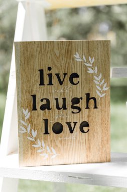 Gül, karanfil ve okaliptüs ile düğün kemer çiçekdekorasyon. Güzel düğün töreni açık havada. Beyaz ve pembe renkler. Düğün fotoğraf bölgesi. Çiçek konsepti. Düğün detayları