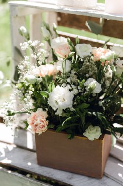 Gül, karanfil ve okaliptüs ile düğün kemer çiçekdekorasyon. Güzel düğün töreni açık havada. Beyaz ve pembe renkler. Düğün fotoğraf bölgesi. Çiçek konsepti. Düğün detayları