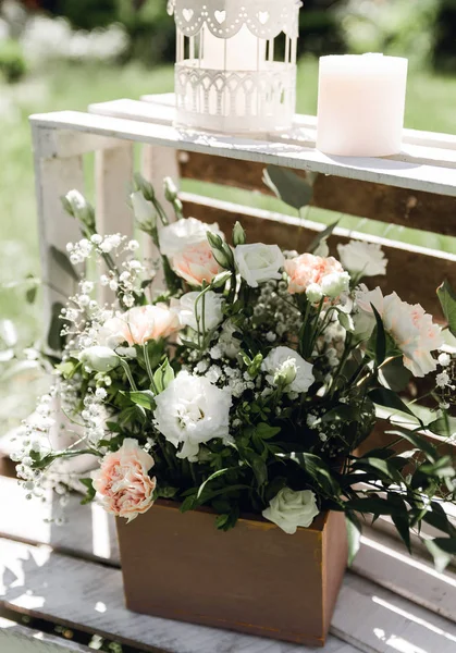 Gül, karanfil ve okaliptüs ile düğün kemer çiçekdekorasyon. Güzel düğün töreni açık havada. Beyaz ve pembe renkler. Düğün fotoğraf bölgesi. Çiçek konsepti. Düğün detayları