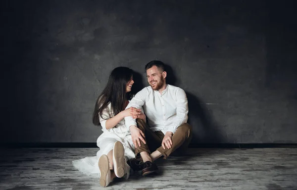 Young Couple Sitting Floor Home Beautifull Pair White Dress Black — Stok fotoğraf