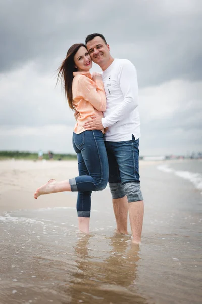 Pareja Enamorada Disfrutando Vacaciones Divirtiéndose Cerca Del Mar Joven Familia — Foto de Stock