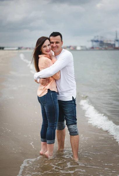 Pareja Enamorada Disfrutando Vacaciones Divirtiéndose Cerca Del Mar Joven Familia — Foto de Stock