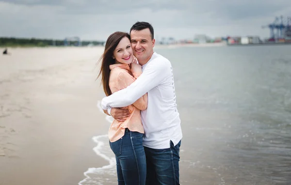 Pareja Enamorada Disfrutando Vacaciones Divirtiéndose Cerca Del Mar Joven Familia — Foto de Stock