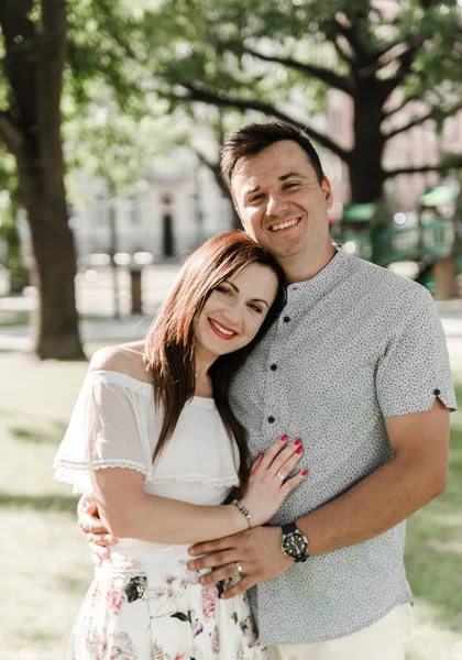 Yazın sokakta genç bir çift. Aşık erkek ve kadın dışarıda yürüyüş yapıyor. Güzel çifti sarılma ve Avrupa şehrinde birbirlerine bakıyor. Flört konsepti. Aşk hikayesi