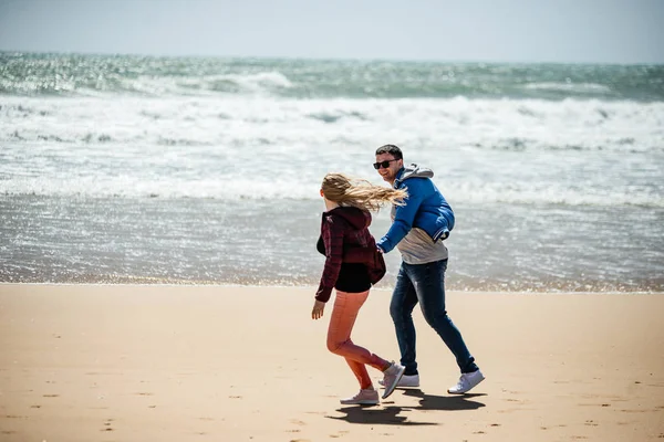 Happy Young Couple Enjoying Sunny Days Beach Man Woman Playing — Stock Photo, Image