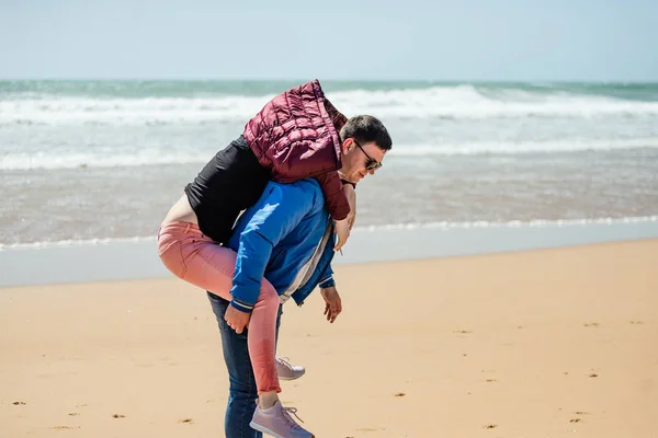 Felice Giovane Coppia Godendo Giornate Sole Sulla Spiaggia Uomo Donna — Foto Stock