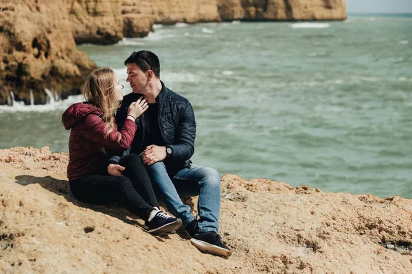 Jovem Casal Feliz Abraçando Mãos Dadas Pela Vista Mar Homem — Fotografia de Stock